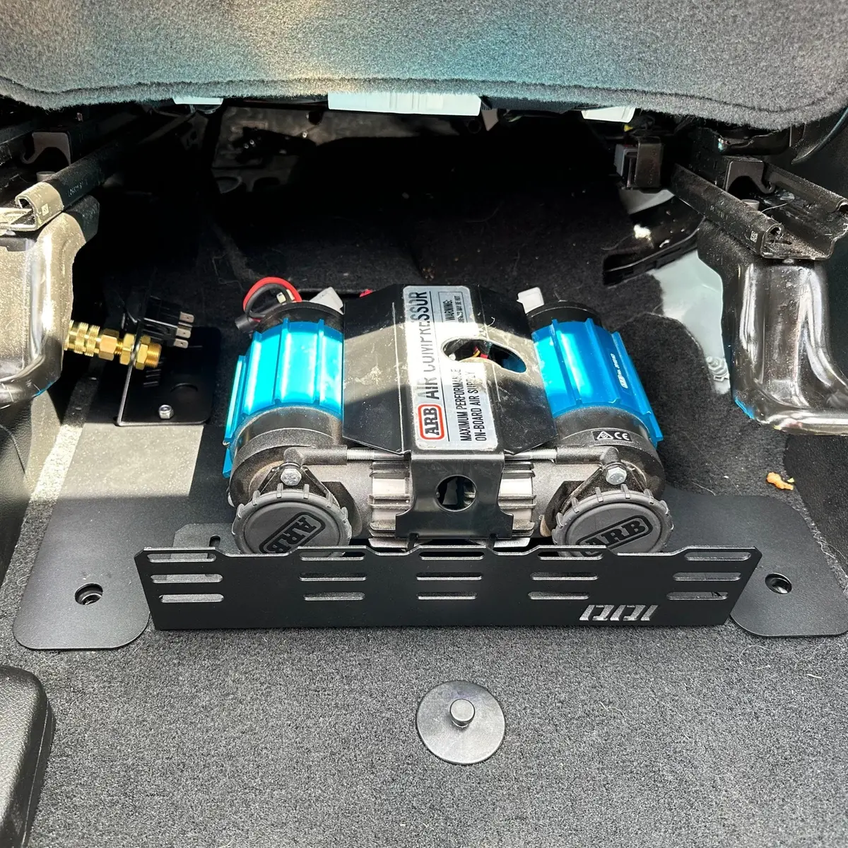 Jeep Under Seat Compressor Mount (Wrangler Jlu And Gladiator) 1